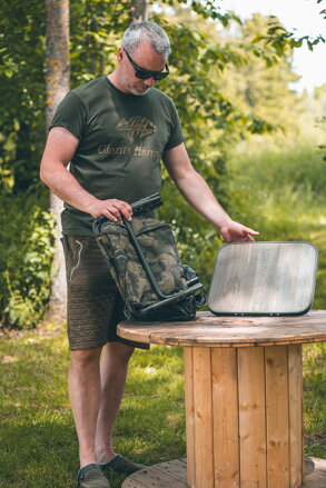 Giants Fishing Összecsukható asztal tárolóval Folding Table with Bag